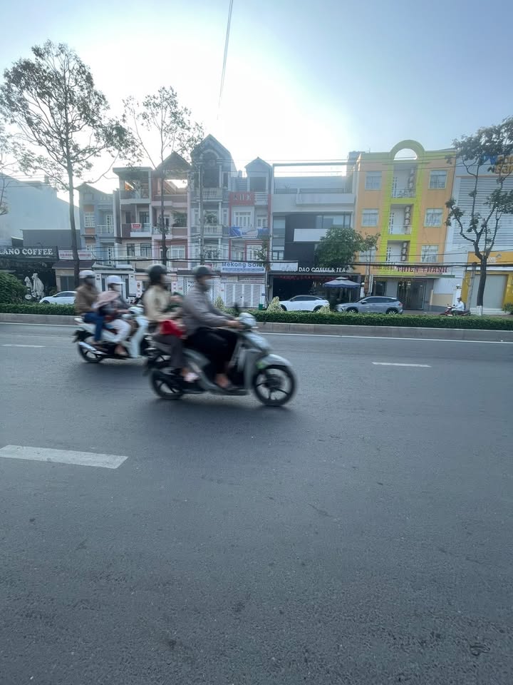 Bán nhà phố 3 tầng mặt tiền đường Nguyễn Văn Cừ - KDC Hồng Phát, Cần Thơ 108m² - Giá thương lượng hấp dẫn!