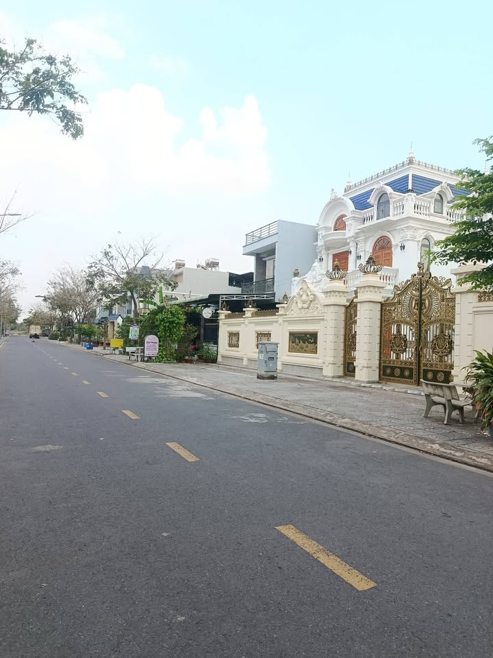 Nhà mặt tiền kinh doanh Lộc An, Long Thành 250m² giá 12.99 tỷ - Sổ hồng chính chủ!