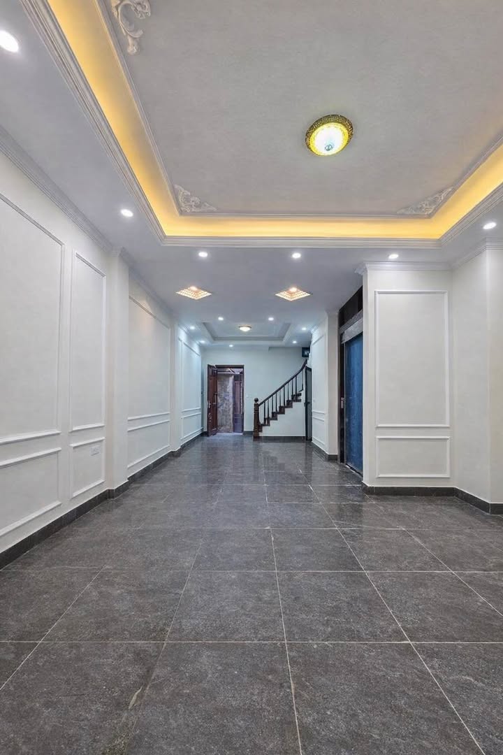 Nhà 5 tầng Dương Quảng Hàm 50m² giá 22 tỷ - Ô tô vào nhà, thang máy hiện đại!