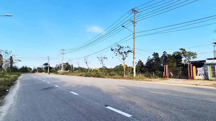 Bán gấp nhà mặt tiền Nguyễn Văn Trỗi, Tam Kỳ 300m² giá 2 tỷ - Đầu tư sinh lời ngay!