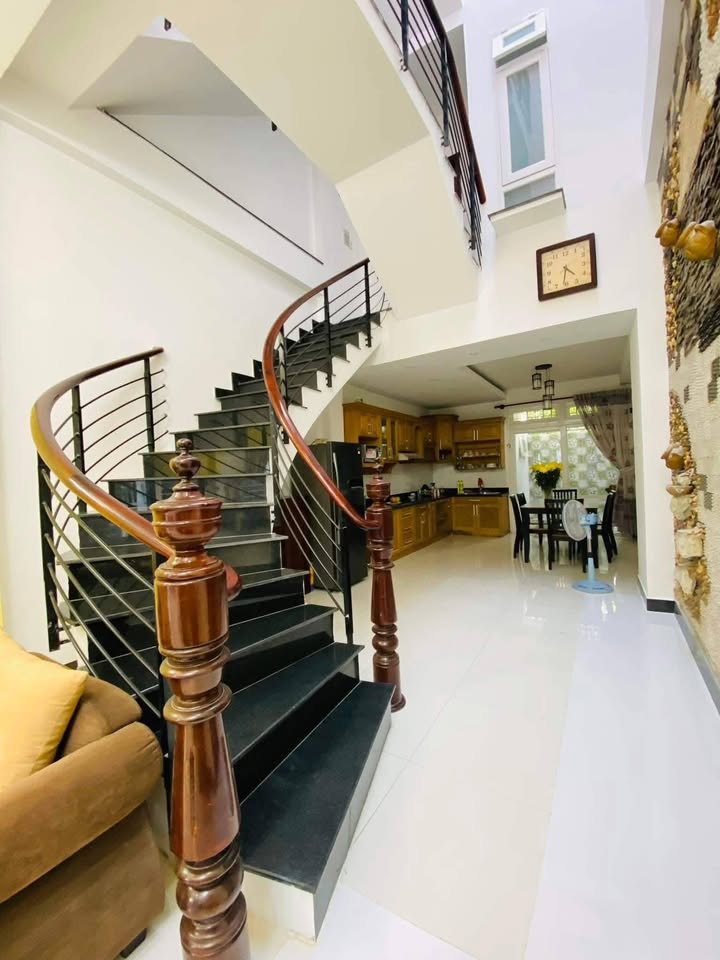 Nhà cho thuê hẻm xe hơi Dương Quảng Hàm, Gò Vấp 60m² giá 14 triệu - Full nội thất cao cấp!