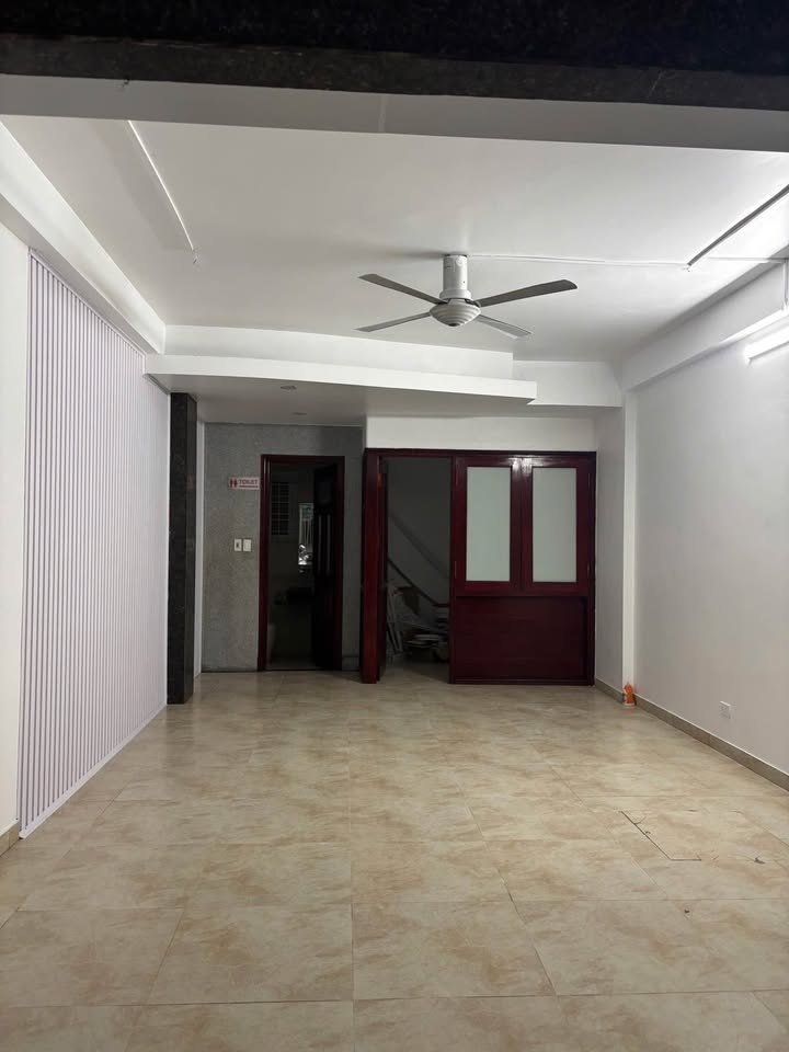 Cho thuê mặt bằng kinh doanh tại Lạc Long Quân 1 tầng - Vỉa hè rộng, ô tô đỗ 24/24!