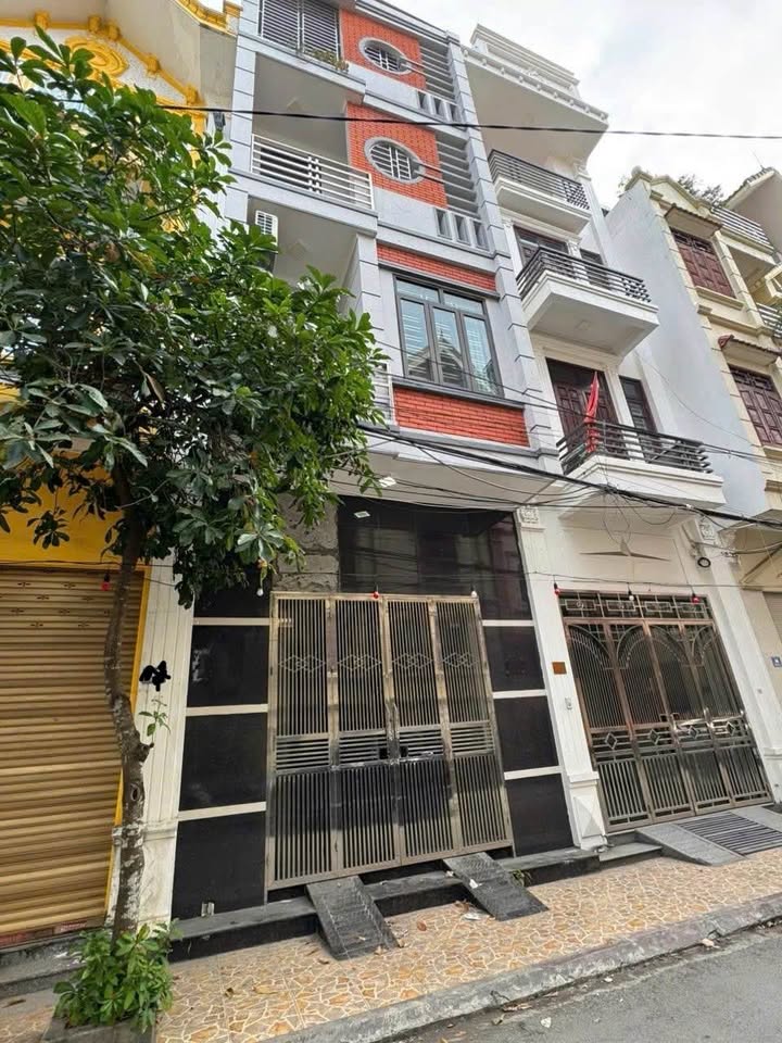 Nhà 4 tầng Tô Vũ, Văn Cao 70m² giá 5.6 tỷ - Ngõ thông ô tô, an sinh tốt