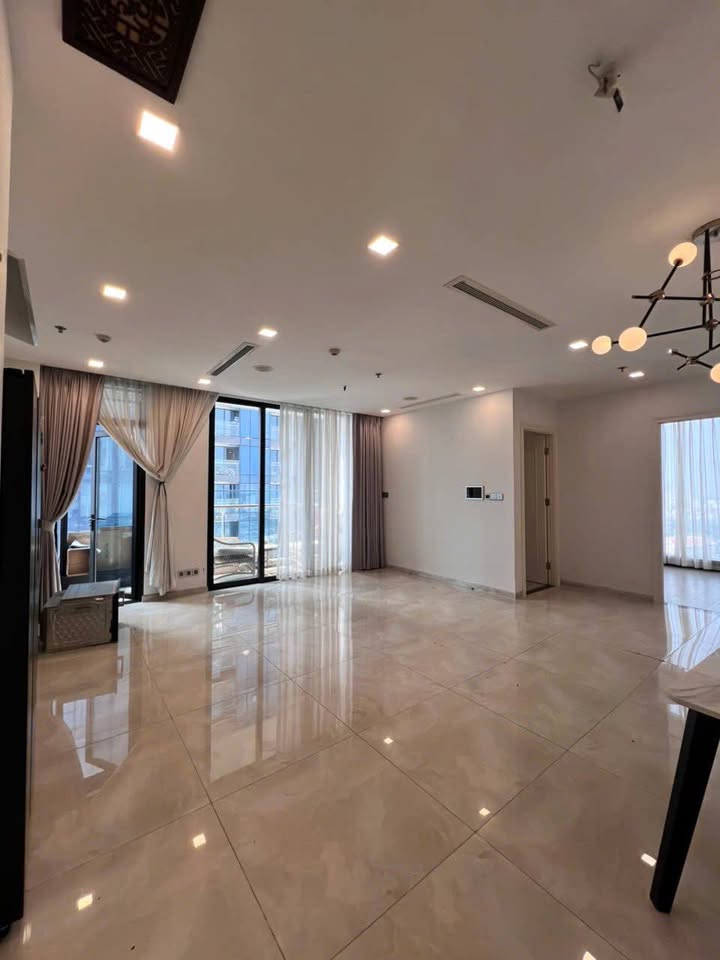 Căn hộ Bason Quận 1 99m² giá 31 triệu - Thiết kế hiện đại, tiện nghi đầy đủ!