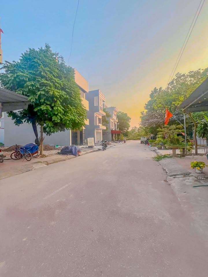 Đất nền Lục Nam, Bắc Giang 126m² giá 2.3 tỷ - Sổ đỏ chính chủ, vị trí đẹp!