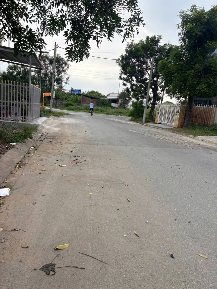 Đất nền KDC Hoàng Long, xã Bến Lức 110m² giá 2.45 tỷ - Giảm giá sốc!