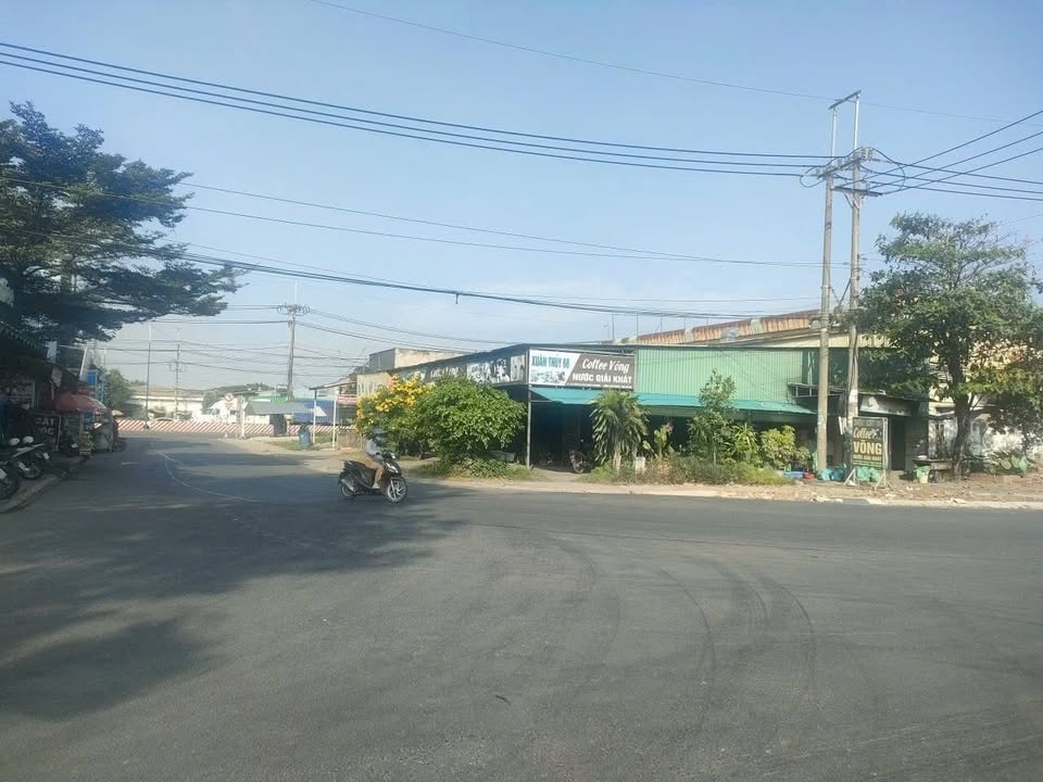 Cho thuê mặt bằng góc 2MT DT743, Thuận An 327m² - Hợp đồng lâu dài!