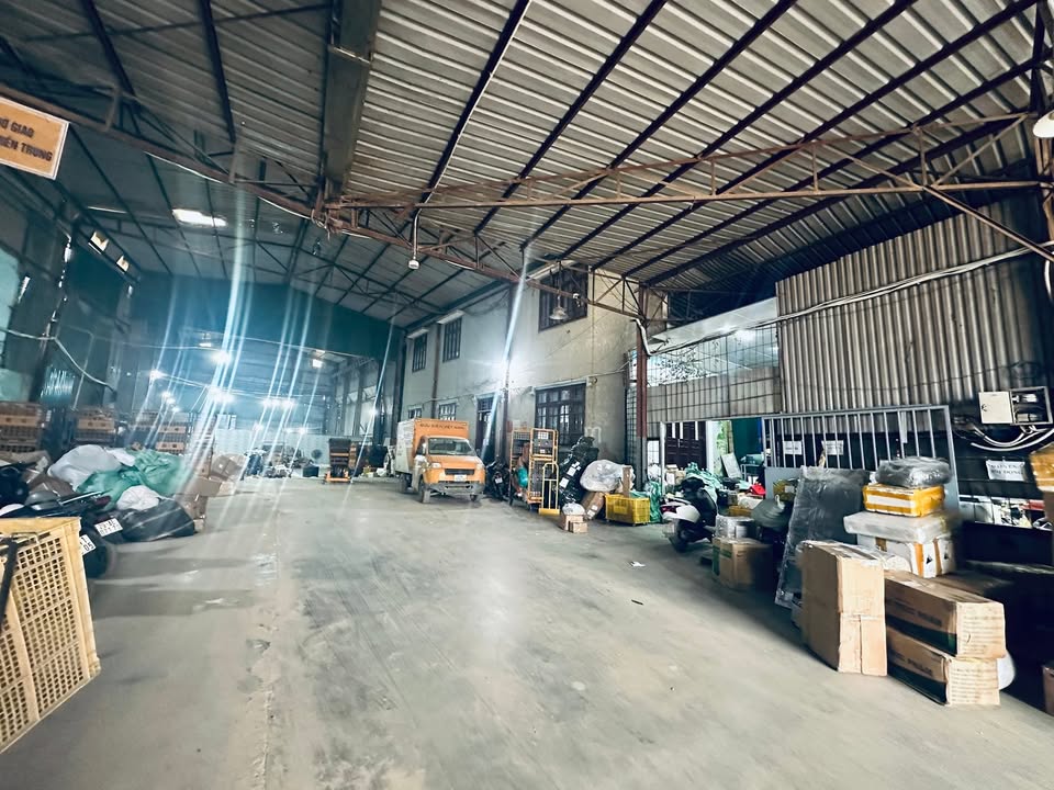 Kho xưởng 1200m² mặt đường QL6 Biên Giang, giá 60 triệu/tháng - Cẩu trục 5 tấn