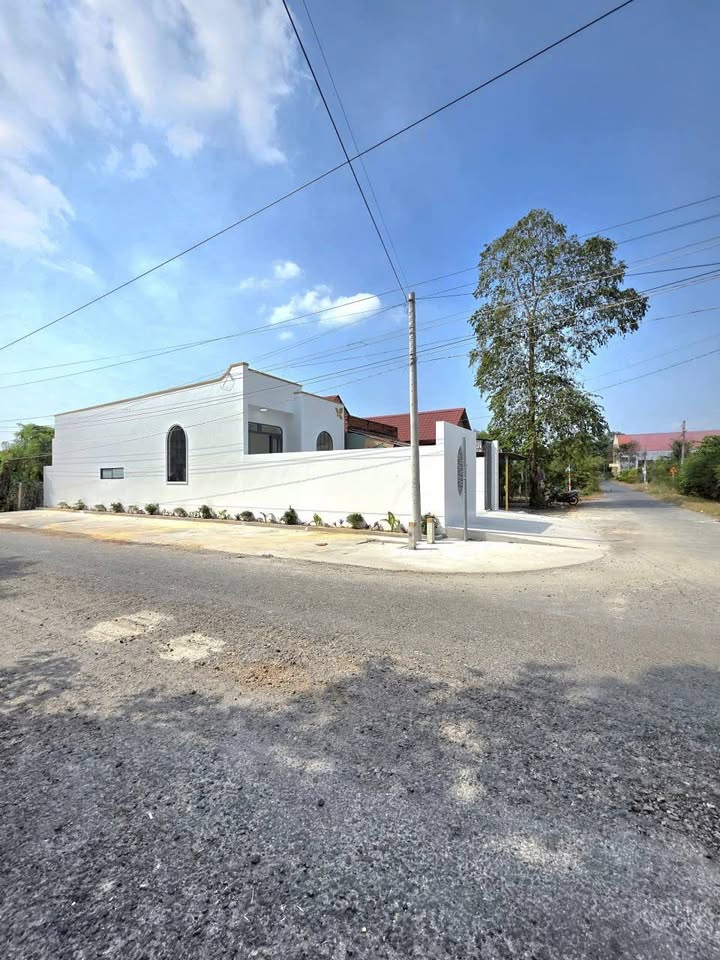 Nhà mặt tiền 2 mặt gần chợ Long Hải, 70m² giá 1.49 tỷ - Kinh doanh thuận lợi!