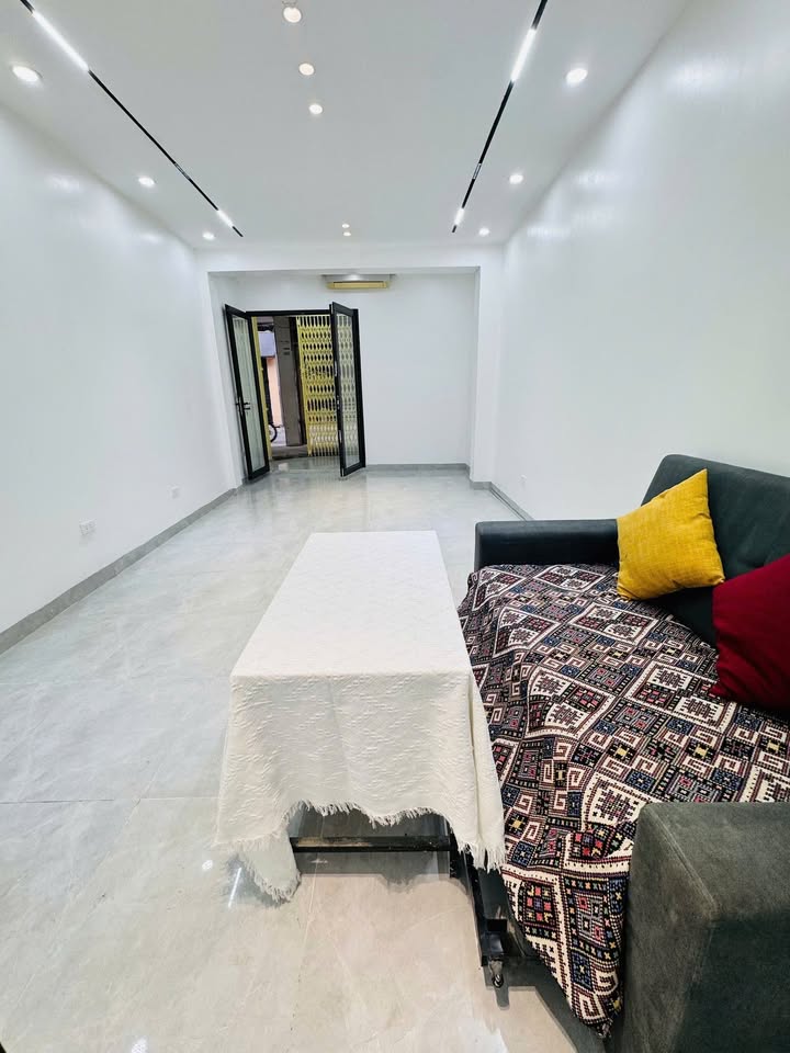 Nhà mặt phố Kim Mã Thượng 70m² giá 5.5 tỷ - KD và ở lý tưởng!