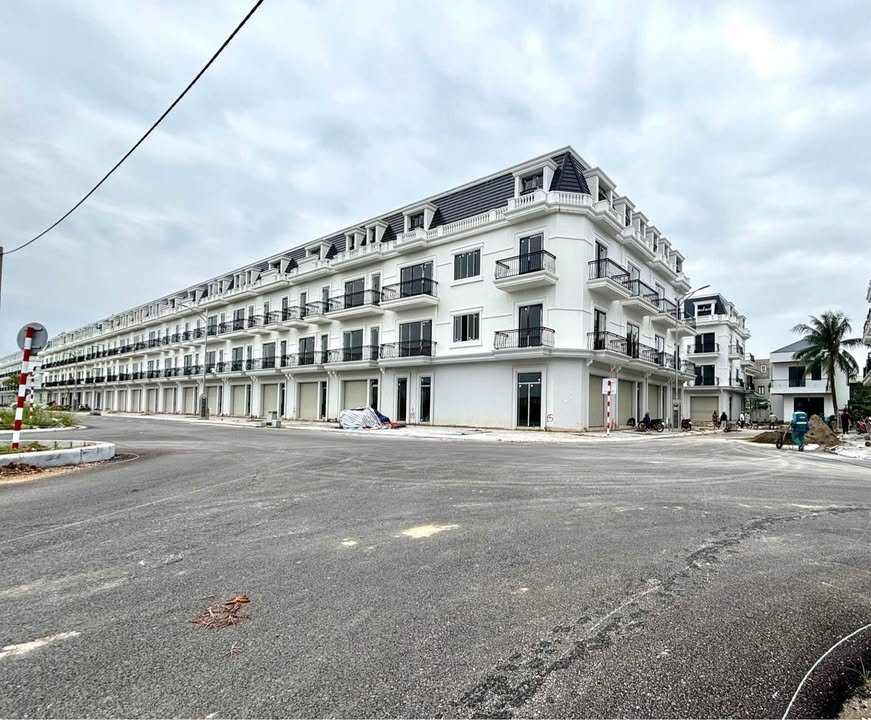 Nhà 4 tầng MB Hồ Sen, 90m² giá 6.x tỷ - Chính chủ bán gấp!