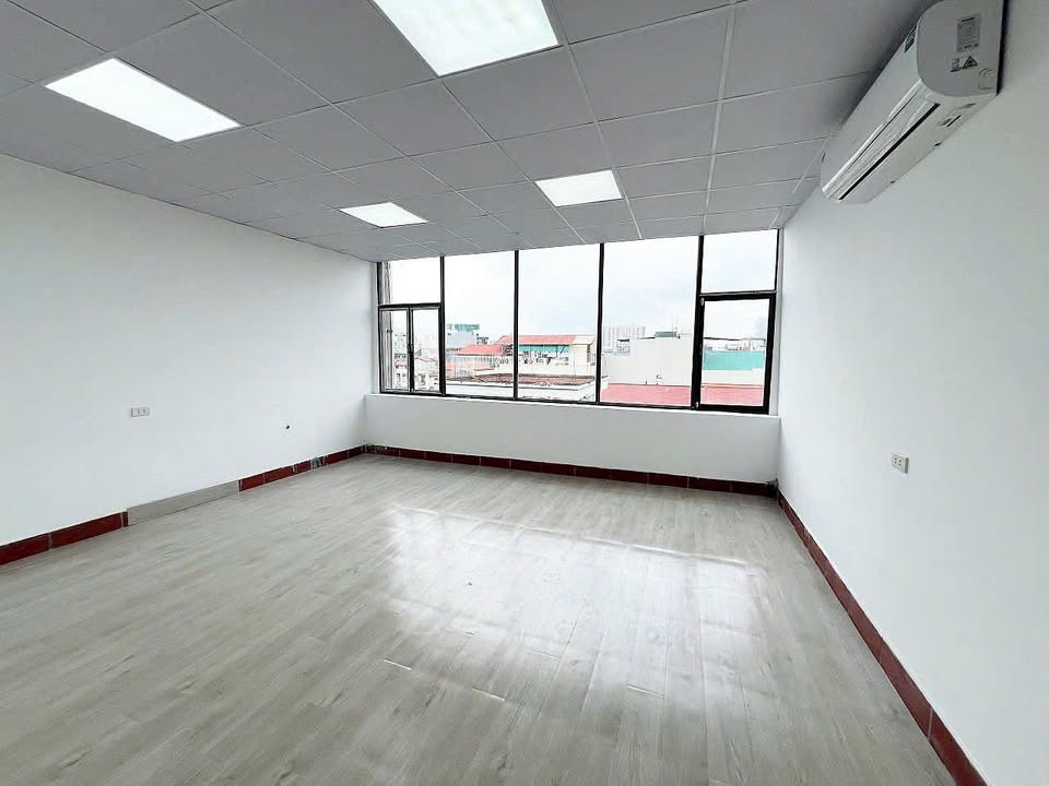 Văn phòng cho thuê tại Trần Vỹ, Cầu Giấy 30m² - Ban công thoáng mát, setup ngay!