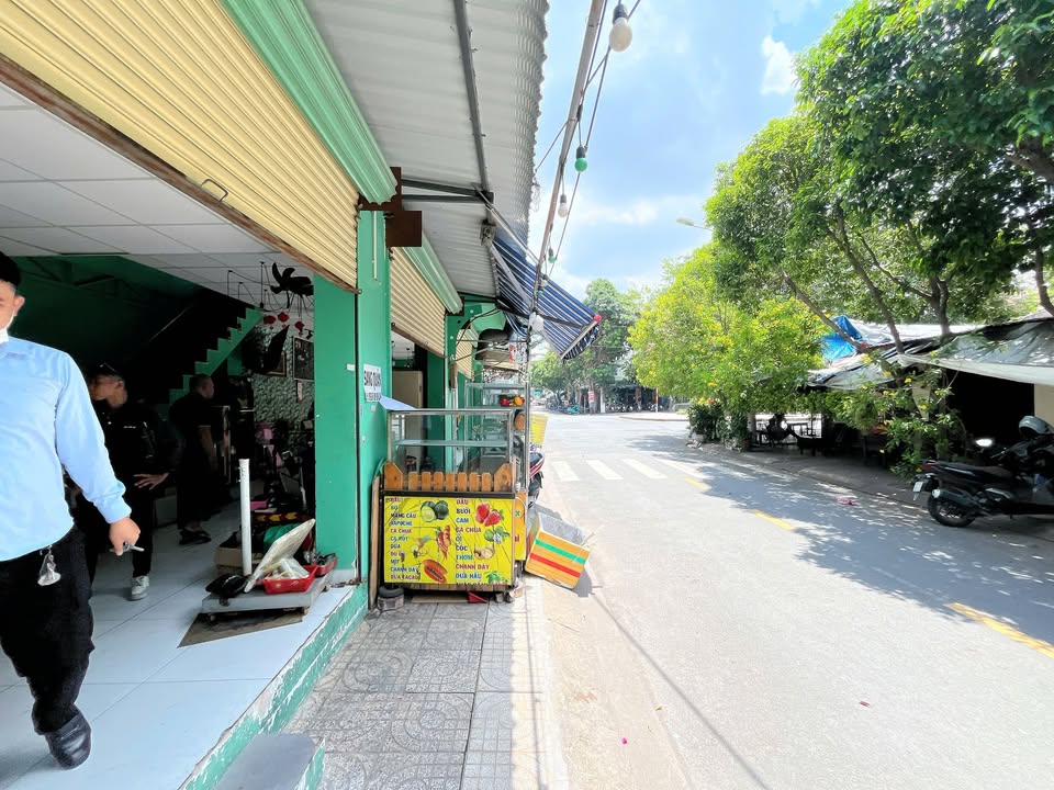 Cho thuê FrontHouse góc 2 mặt tiền Đường Hiền Vương, Quận Tân Phú - 80m² giá 20 triệu/tháng - Đối diện công viên lý tưởng!