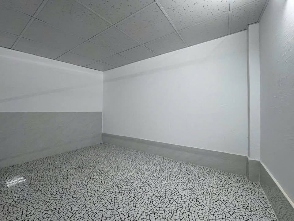 Nhà nhỏ cho thuê đường Nguyễn Văn Cừ, 28m² chỉ 2.4 triệu - Tiện nghi đầy đủ, thoải mái nuôi thú cưng!