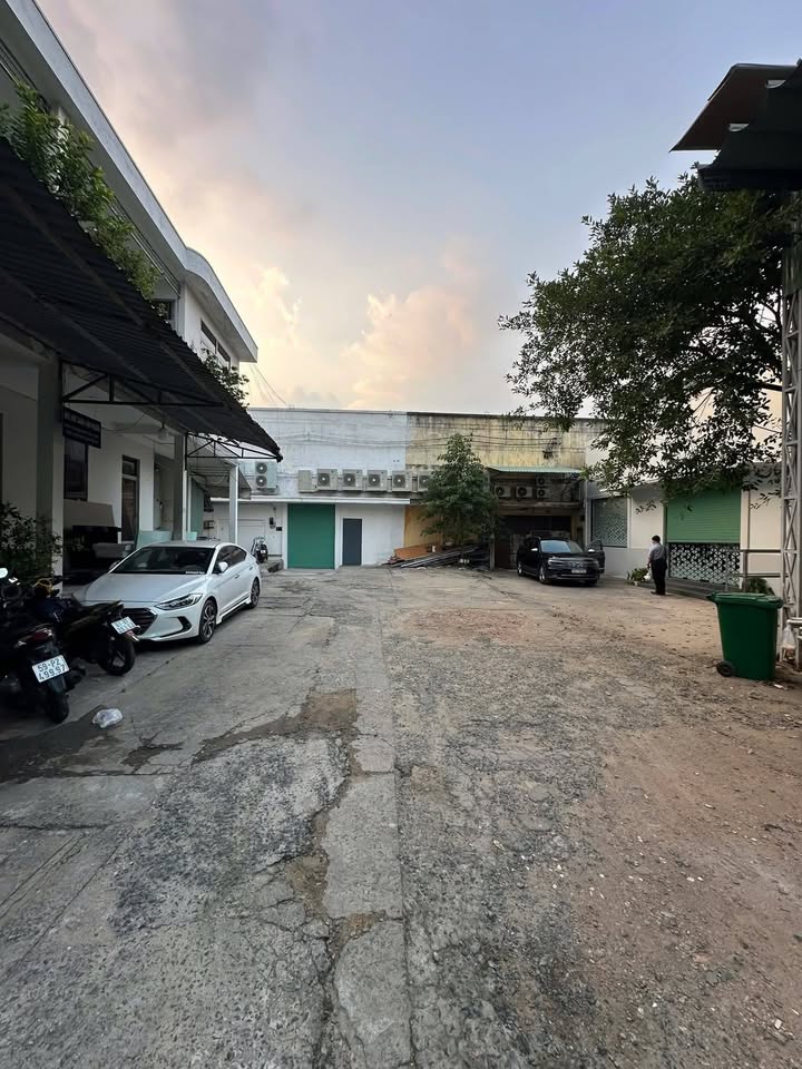 Kho cho thuê Lạc Long Quân, Quận 11 - Diện tích 1200m² giá 90 triệu/tháng - Thích hợp nhiều loại hình kinh doanh!