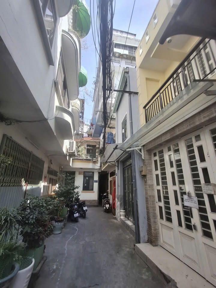 Nhà Trần Hưng Đạo Quận 5 43m² giá 6.8 tỷ - Vị trí trung tâm thuận tiện!