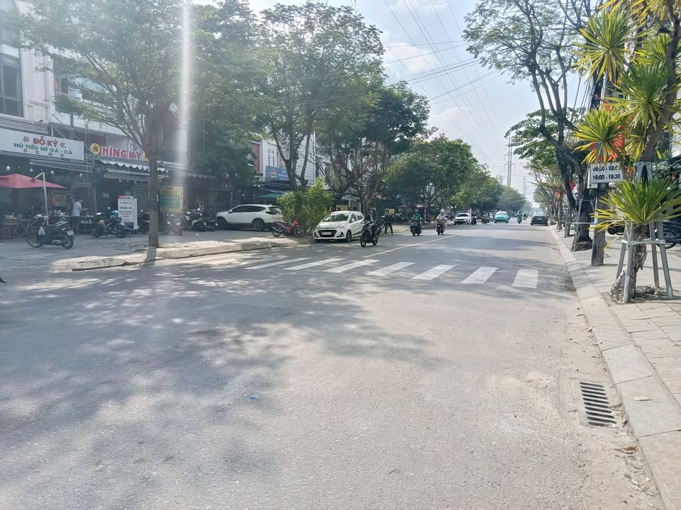 Nhà phố Hòa Cường Bắc Đà Nẵng 90m² giá 11 tỷ - Kinh doanh sầm uất ngay mặt đường Lê Thanh Nghị!