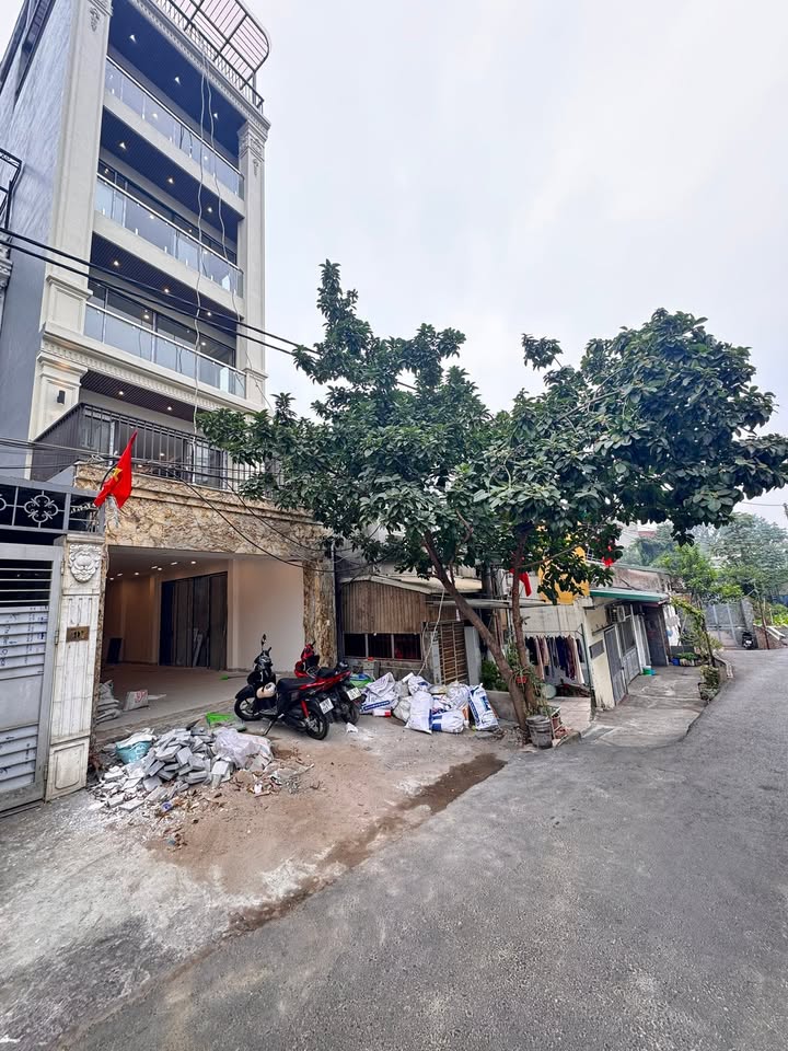 Nhà phố Gia Thụy Long Biên 98m² giá 17 tỷ - Thiết kế hiện đại, thang máy sang trọng!