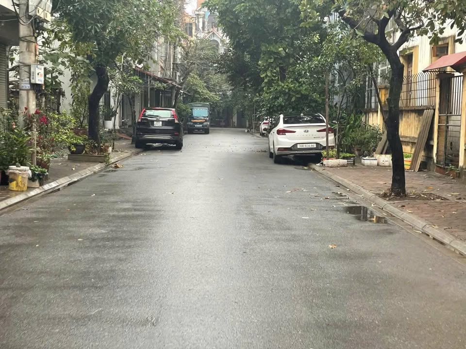 Lô đất Kiêu Kỵ 80m² giá 8.x tỷ - Sổ hồng chính chủ, vị trí đắc địa!