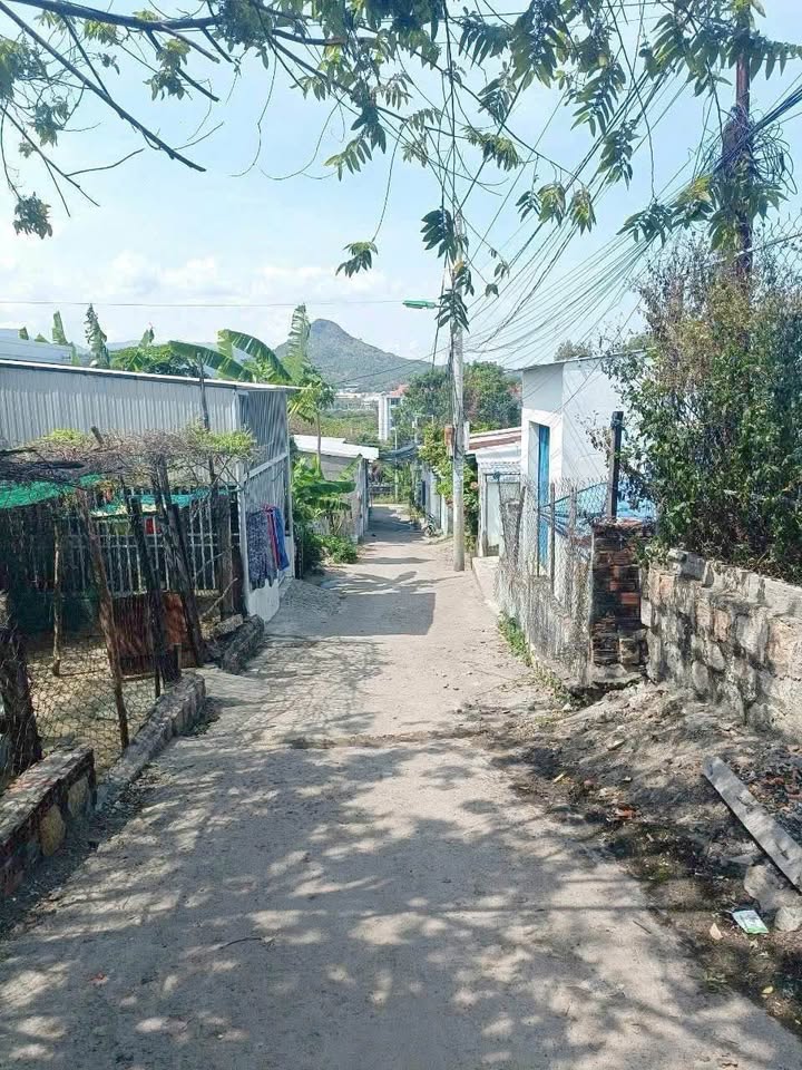 Nhà cấp 4 tại Vĩnh Hải, Nha Trang 123m² giá 2.7 tỷ - Thiết kế hiện đại, sân vườn rộng rãi!