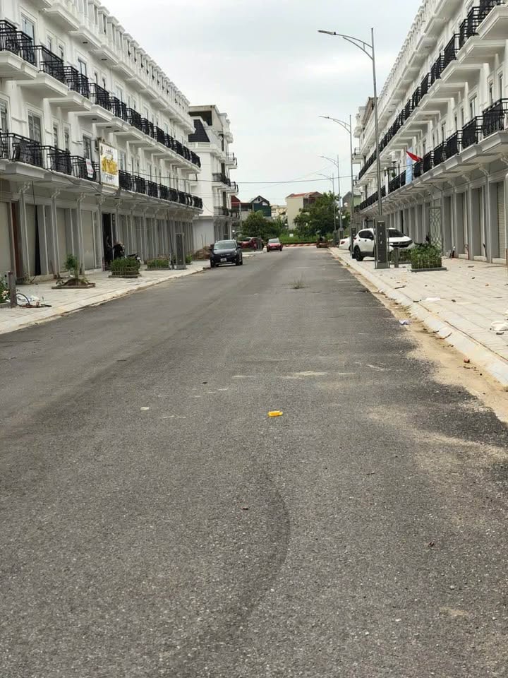 Nhà 4 tầng lô góc 183m² tại Hồ Sen, Quảng Thành - Cơ hội đầu tư kinh doanh tuyệt vời!