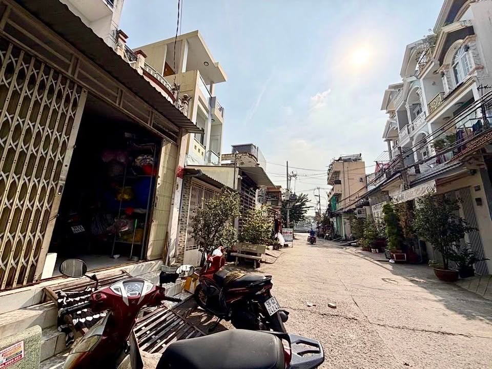 Nhà quận 8, hẻm xe tải 72m² giá chỉ hơn 6 tỷ - Sẵn sàng vào ở ngay!