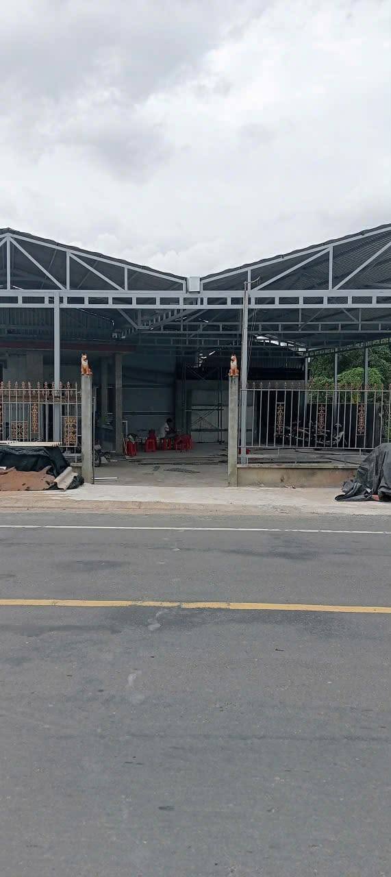 Nhà mặt tiền Quốc Lộ 57, Chợ Lách 494m² giá 3.6 tỷ - Cơ hội đầu tư tuyệt vời!