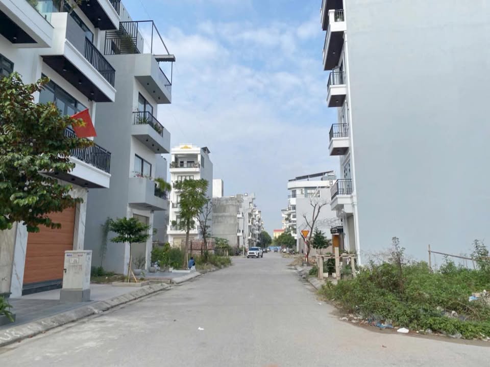 Bán lô đất Tái định cư A51 Hồ Sen 40m² giá 4.399 tỷ - Tặng nhà cấp 4 cho thuê!