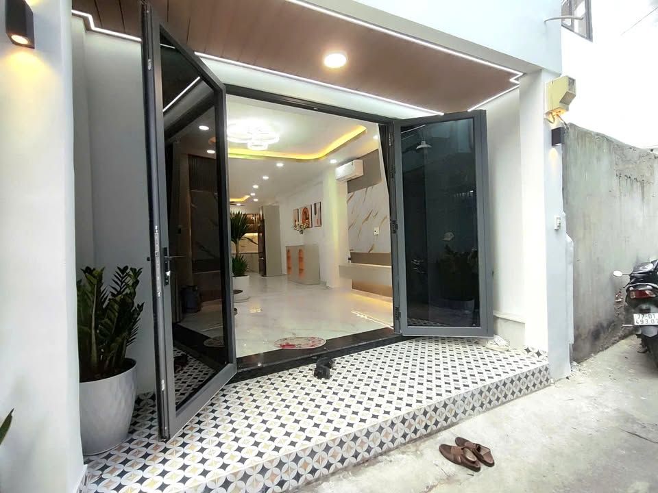 Nhà đẹp 3 tầng Phan Văn Trị 47m² giá 6.7 tỷ - Sẵn sàng vào ở ngay!