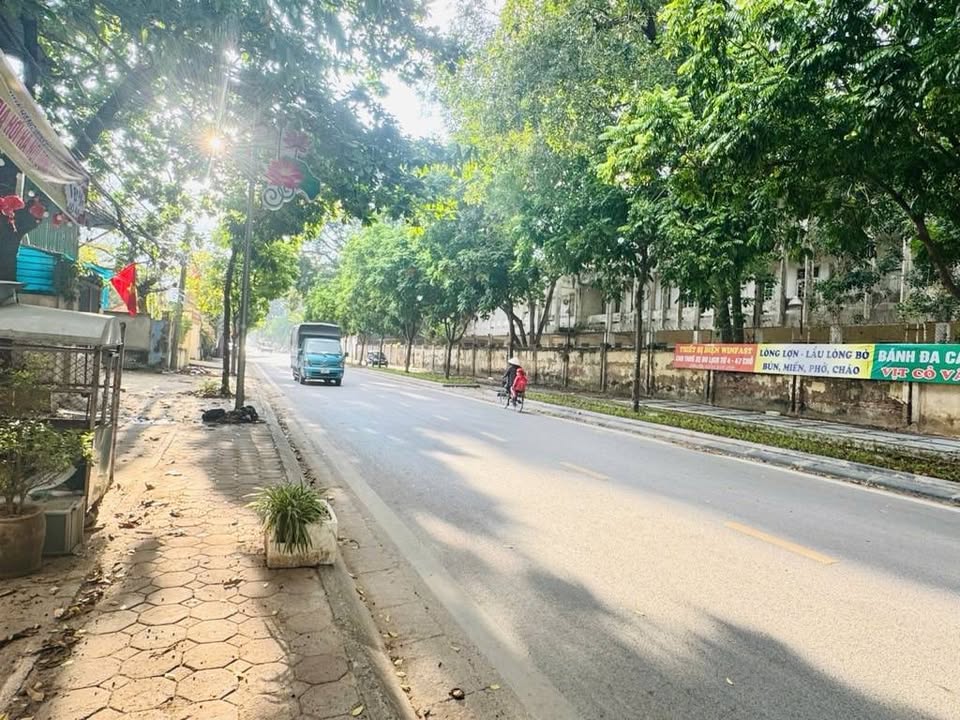 Mặt phố kinh doanh Thị trấn Đông Anh 92m² giá 10 tỷ - Vị trí đắc địa, thuận lợi kinh doanh!