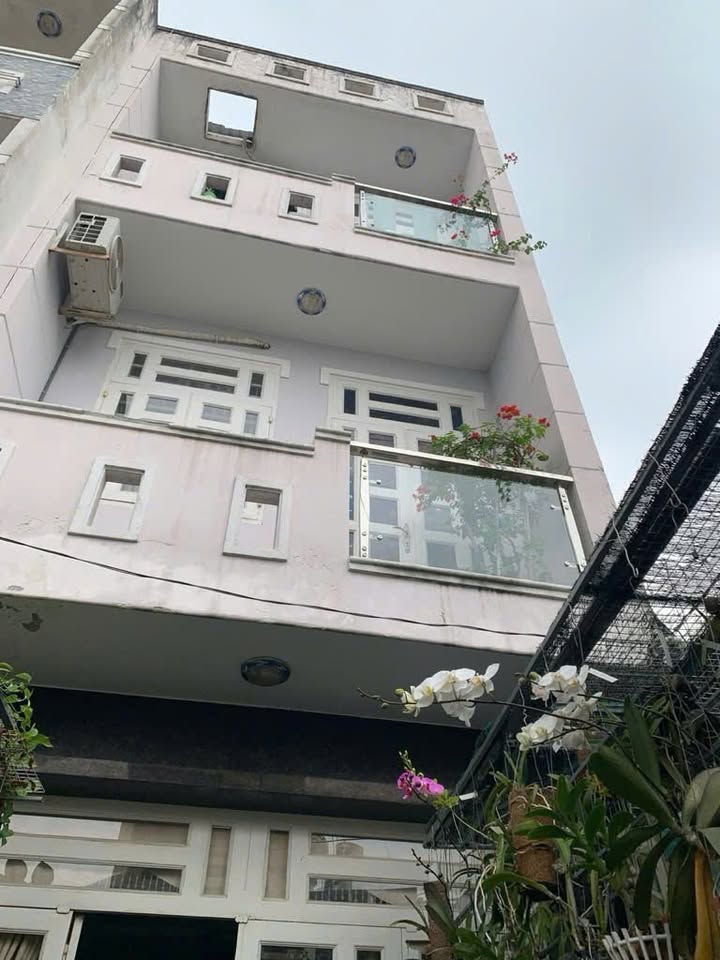 Nhà Đẹp Quận 8 - Diện tích 61m² chỉ 5.5 tỷ - Hẻm 1 xẹt gần Mặt tiền Mễ Cốc!