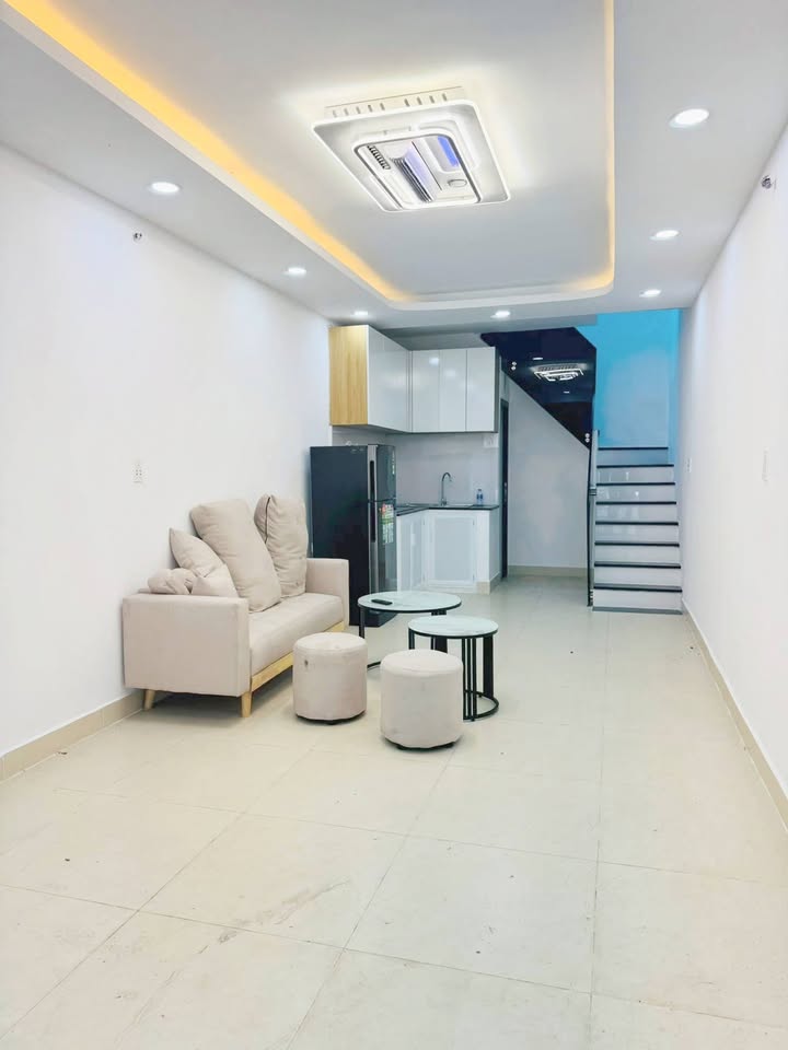 Nhà cho thuê 2PN tại Quận 1, 30m² giá 12.5 triệu - Nội thất đầy đủ!