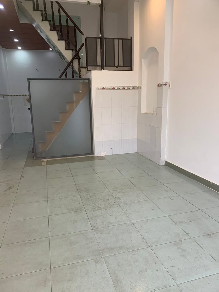 Nhà mặt tiền đường Lê Thúc Hoạch, Quận Tân Phú, 44m² chỉ 10.5 triệu - Phù hợp kinh doanh nhỏ!