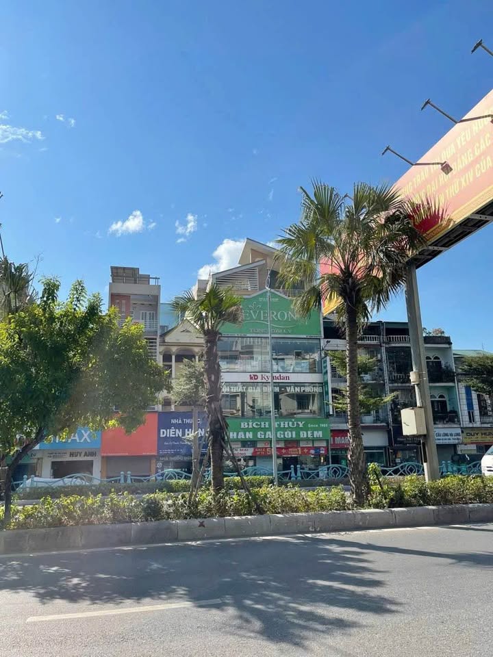 Nhà 3 tầng mặt đường Nguyễn Văn Cừ, Hạ Long 55m² giá 7.x tỷ - Vị trí kinh doanh lý tưởng!