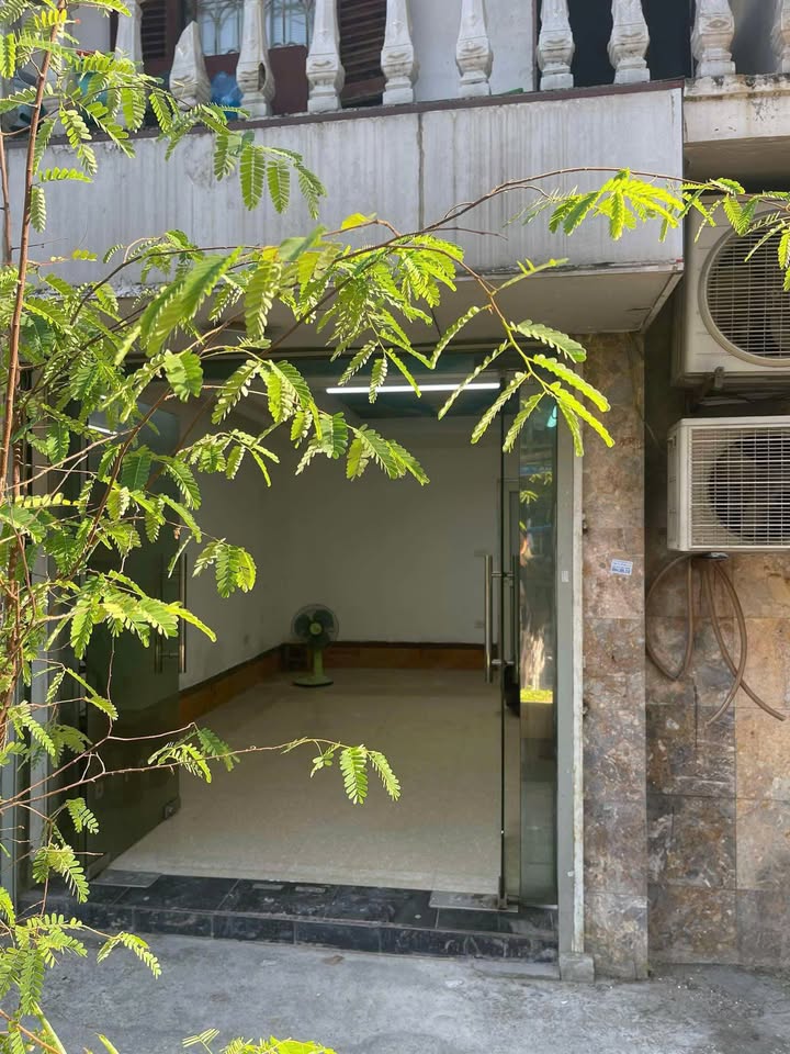 Nhà cho thuê tại Tập thể Vĩnh Hồ, Đống Đa 30m² - Không gian thoáng đãng, kinh doanh tiện lợi!