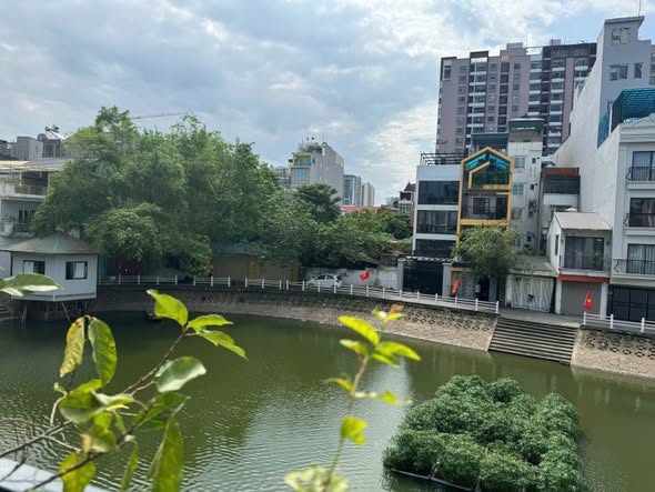 Nhà mặt hồ Tai Trâu - Ngọc Lâm 64m² giá 13 tỷ - Kinh doanh lý tưởng!