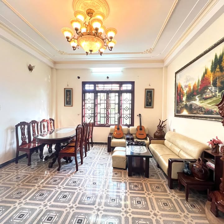 Cho thuê villa Mai Anh Đào Đà Lạt 5PN giá 14 triệu - Không gian rộng rãi, thoáng đãng!