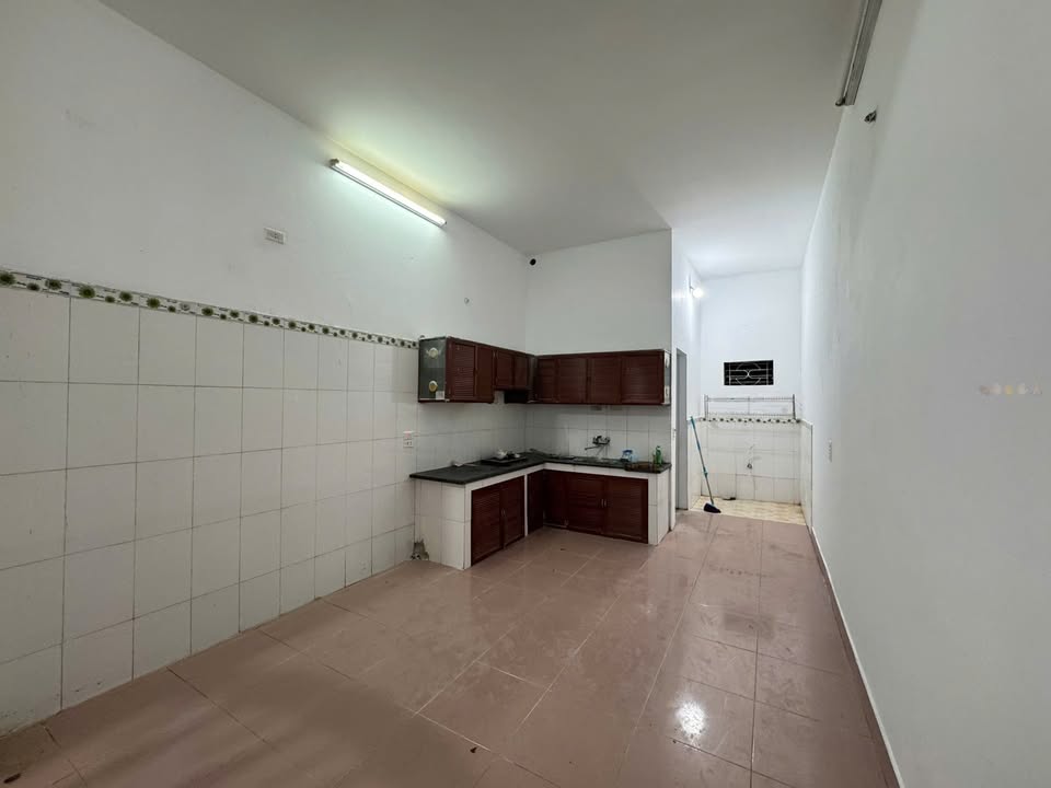 Nhà 3 Tầng Kiên Cố Phường Hạc Thành 70m² Giá 3 tỷ - Đường Thông Ô Tô Tránh Nhau