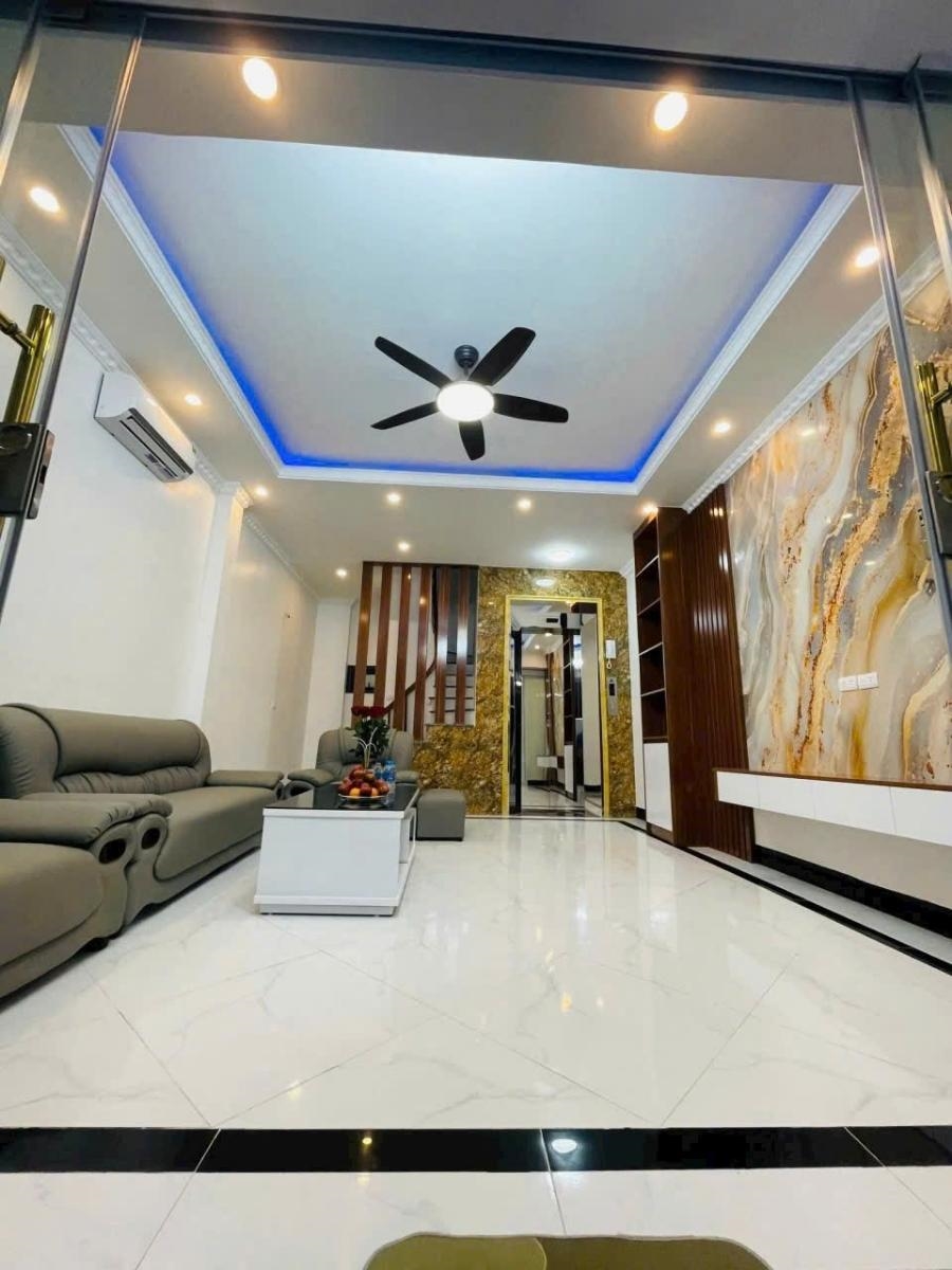 Nhà Phạm Văn Đồng, Cầu Giấy 34m² giá 10,5 tỷ - Thiết kế hiện đại, thang máy sẵn sàng ở ngay!