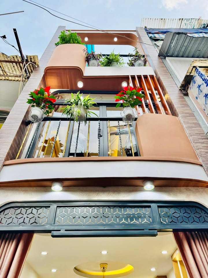 Nhà phố 3 PN quận Bình Thạnh 30m² giá 5.68 tỷ - Hẻm xe hơi đậu cửa