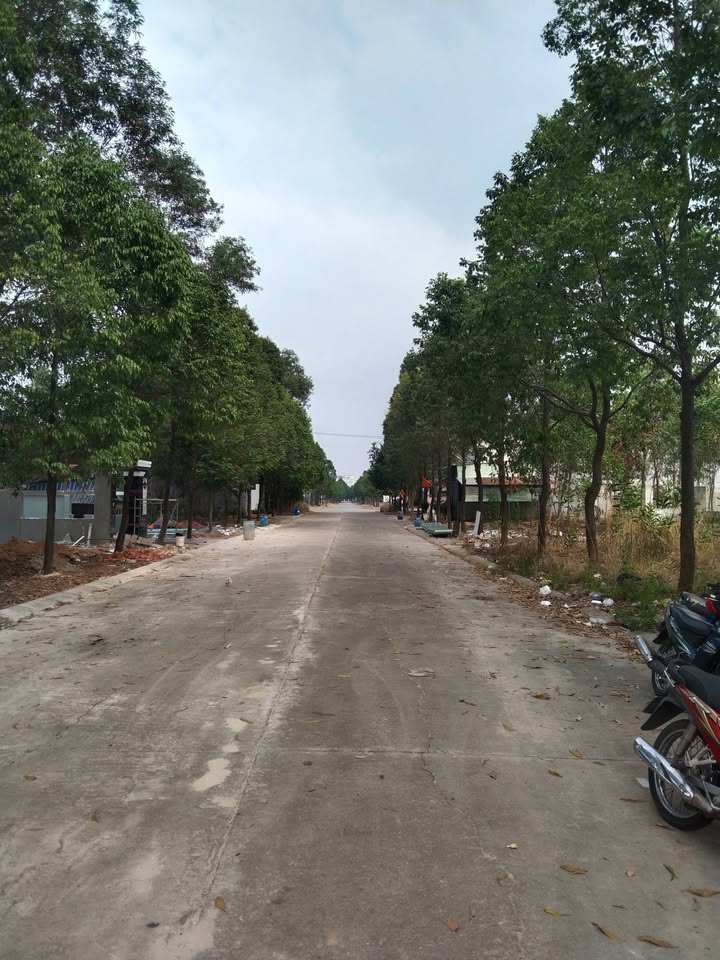 Nhà phố Bến Cát 150m² giá 2.5 tỷ - Mẫu mới hiện đại, tiện nghi đầy đủ!