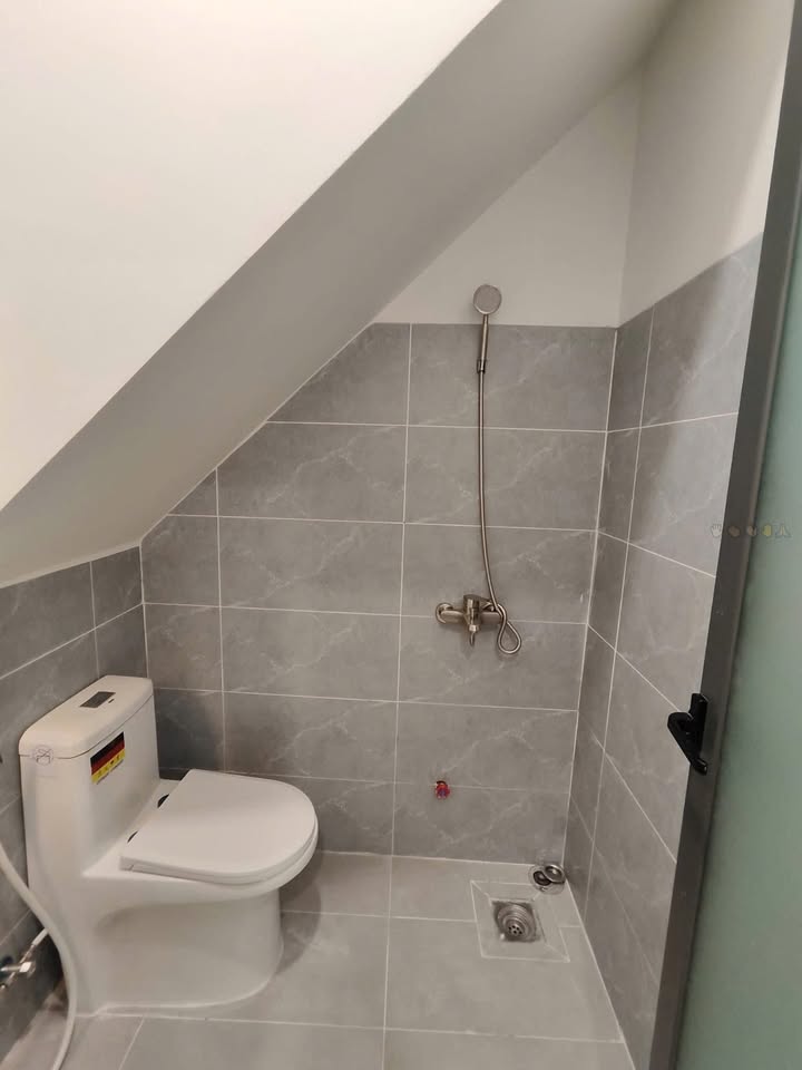 Nhà liền kề cho thuê tại Phường Hiệp Thành, 1 phòng ngủ, giá 4.5 triệu - Sẵn sàng vào ở ngay!