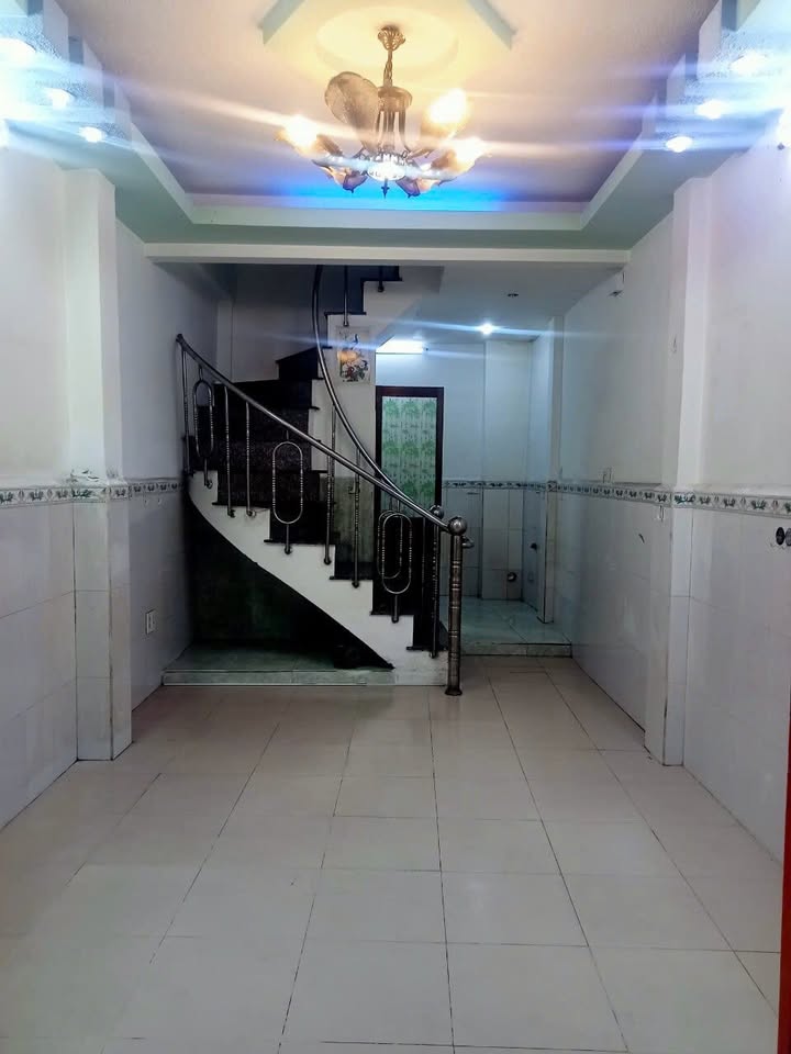 Nhà cho thuê hẻm 4m đường Cao Đạt Q5 27m² giá 12 triệu - Phù hợp làm văn phòng, nail, tóc!