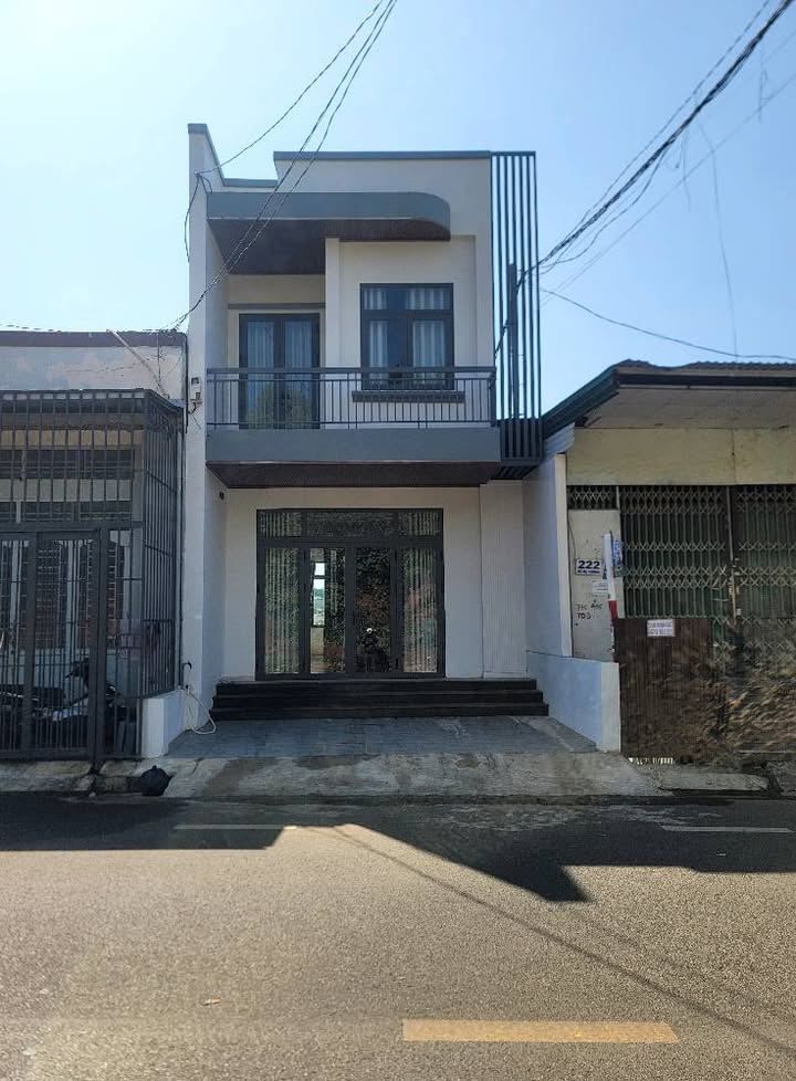 Nhà mặt tiền Hùng Vương, Buôn Ma Thuột 1 trệt 1 lầu - Chỉ 12 triệu/tháng!