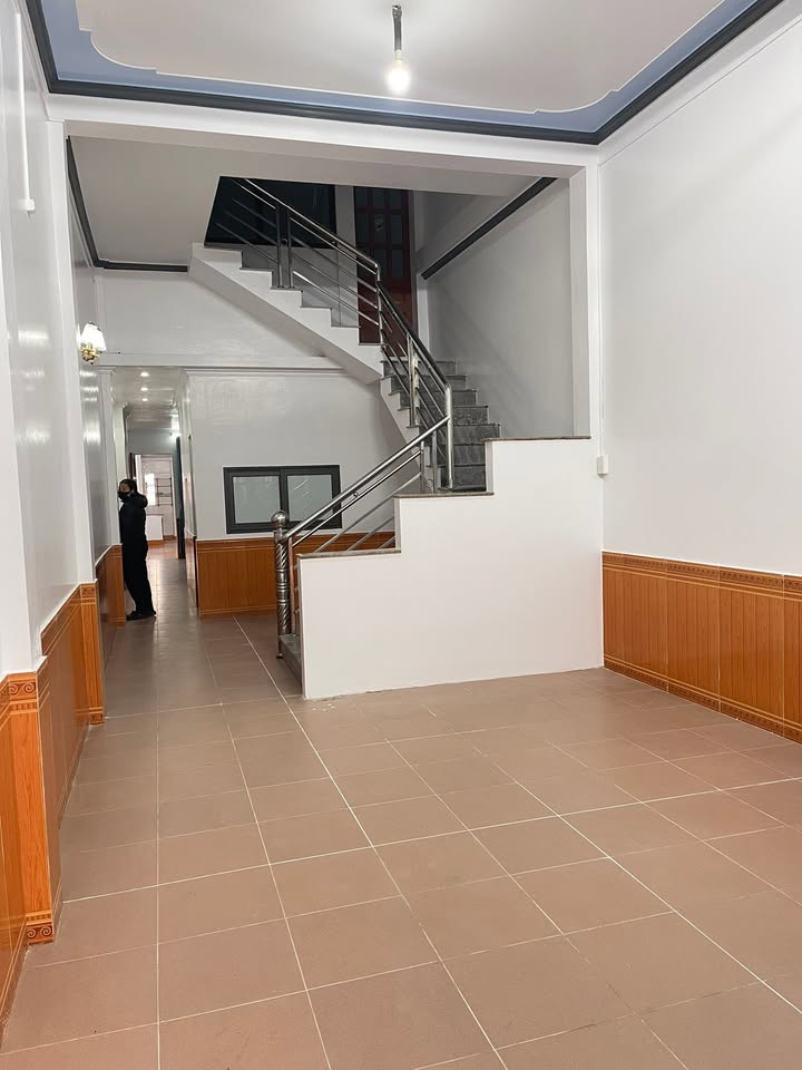 Nhà 2,5 tầng tại trung tâm KM3 TP Yên Bái 150m² giá 1.8 tỷ - Vị trí đẹp, đầy đủ công năng!