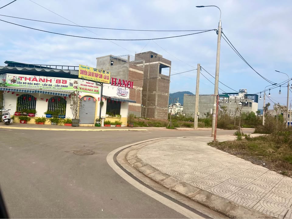 Đất Kè Quảng Trường Sơn La 76m² giá 2 tỷ - Vị trí trung tâm đắc địa!