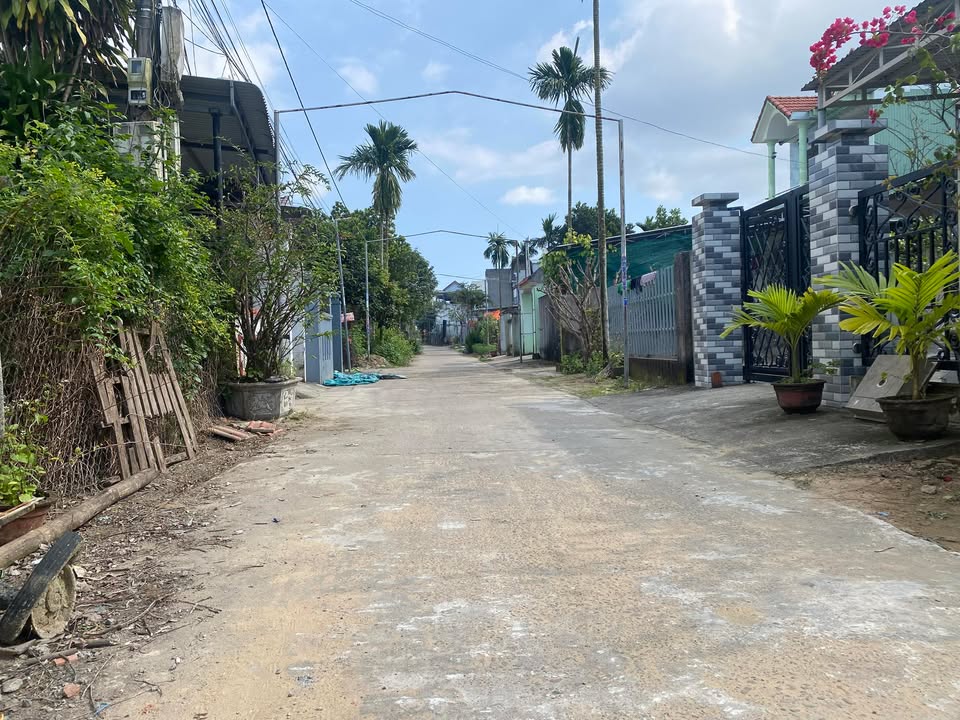 Nhà Phường Điện Bàn Đông 200m² giá 2.2 tỷ - Khu vực sầm uất, gần trường học!