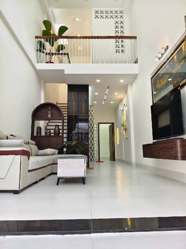 Nhà 2 tầng hẻm 3 gác Lạc Long Quân, Tân Bình 40m² giá 4 tỷ - Dọn vào ở ngay!