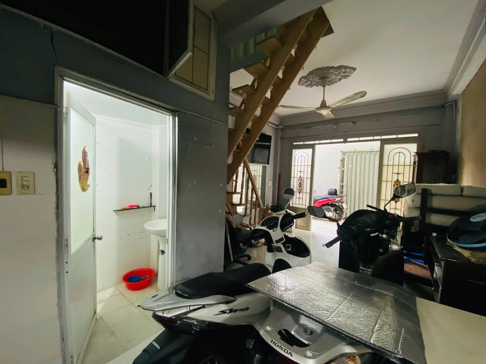 Nhà lô nhì Đường Lâm Văn Bền Quận 7, 26m² giá 3.99 tỷ - Sổ hồng riêng, tiện ở hoặc cho thuê!