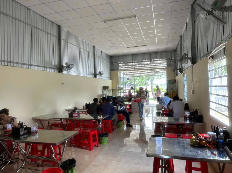 Cho thuê quán ăn mặt tiền đường Võ Văn Kiệt, Cần Thơ 125m² giá chỉ 8 triệu - Đầu tư sinh lời cao!